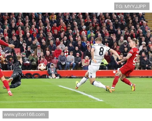 足球明星三人合影展现友谊与竞技精神的完美结合与精彩瞬间