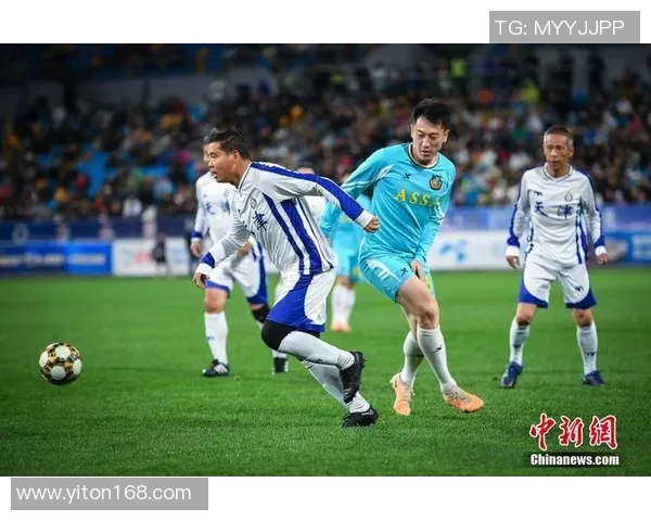 足球明星球员合照瞬间展现团队精神与友谊的珍贵时刻