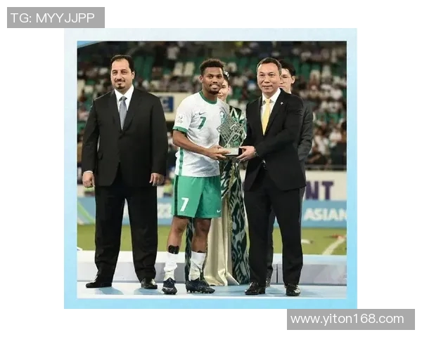 足球明星荣耀时刻高清照片展现获奖背后的努力与激情